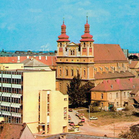 pohlad z Mestskej veze na Univerzitny kostol - 80 roky.jpg